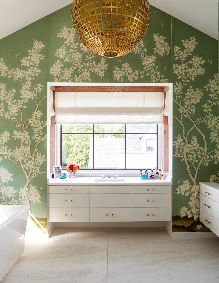 Inspiration för klassiska en-suite badrum, med släta luckor, vita skåp, flerfärgade väggar och beiget golv