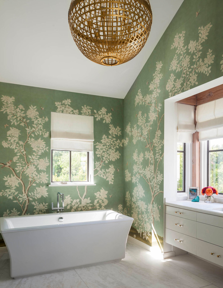Источник вдохновения для домашнего уюта: ванная комната в стиле неоклассика (современная классика) с плоскими фасадами, белыми фасадами, отдельно стоящей ванной, зелеными стенами, врезной раковиной и серым полом