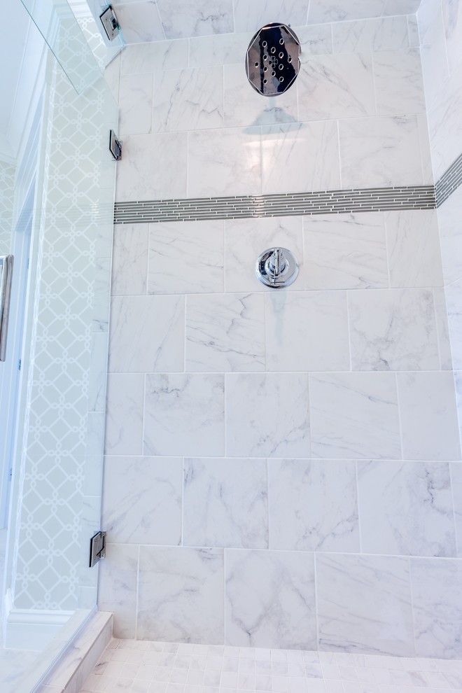 Idée de décoration pour une douche en alcôve principale de taille moyenne avec un placard à porte shaker, des portes de placard blanches, WC séparés, un carrelage blanc, un carrelage de pierre, un mur gris, un sol en marbre, un lavabo intégré et un plan de toilette en surface solide.
