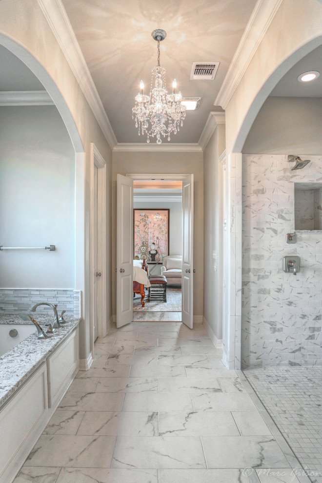 Inspiration för stora moderna en-suite badrum, med ett badkar i en alkov, en kantlös dusch, grå kakel, vit kakel, stenkakel, marmorgolv, granitbänkskiva, skåp i shakerstil, vita skåp, ett undermonterad handfat och grå väggar