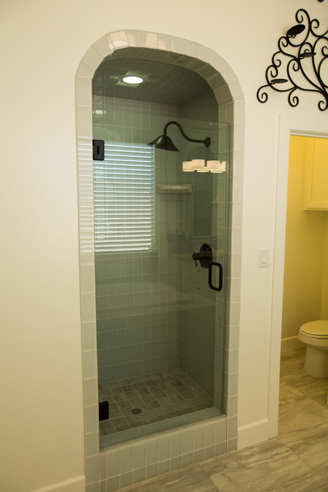 Свежая идея для дизайна: большая главная ванная комната в стиле кантри с душем в нише, унитазом-моноблоком, синей плиткой, керамической плиткой, серыми стенами и полом из керамической плитки - отличное фото интерьера