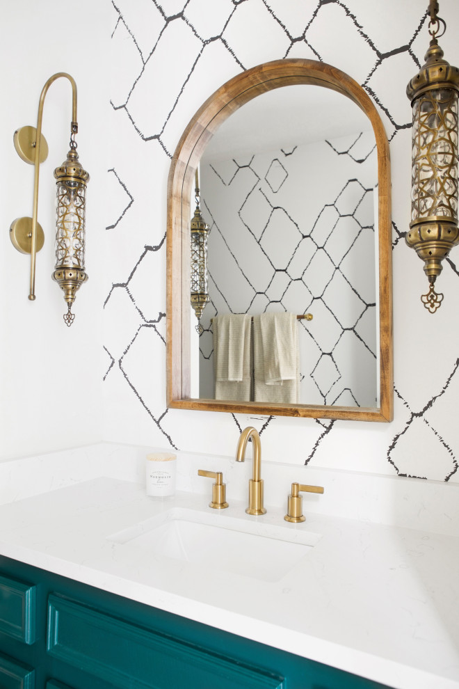 Стильный дизайн: ванная комната в стиле фьюжн с бирюзовыми фасадами, белой плиткой, плиткой мозаикой, белыми стенами, полом из мозаичной плитки, столешницей из искусственного кварца, душем с распашными дверями, белой столешницей, тумбой под одну раковину и встроенной тумбой - последний тренд