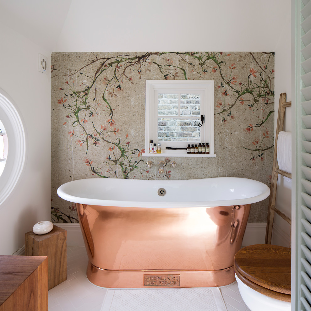 Idéer för ett lantligt brun badrum med dusch, med ett fristående badkar, en toalettstol med separat cisternkåpa, flerfärgad kakel, vita väggar, träbänkskiva och vitt golv