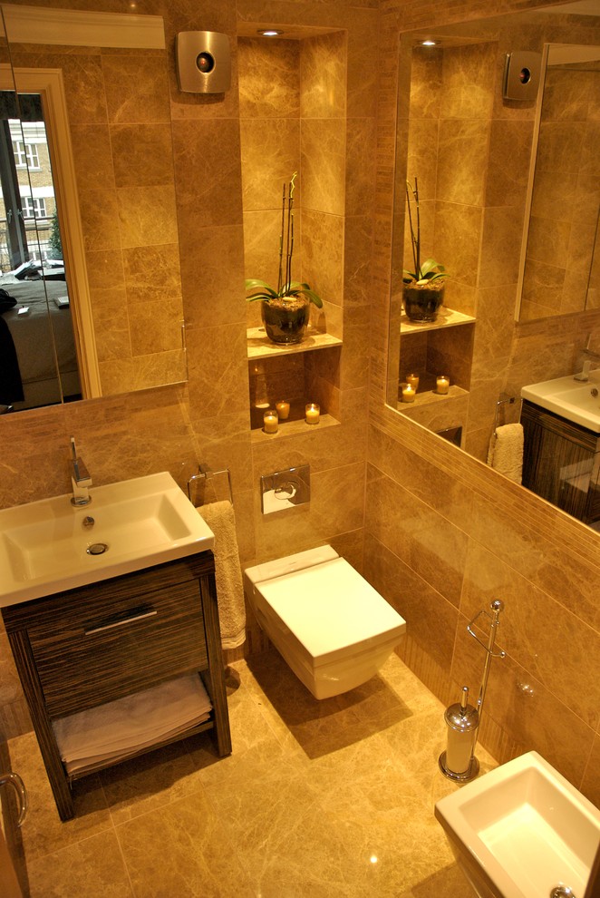 Foto di una stanza da bagno padronale minimalista con lavabo sospeso, vasca da incasso, vasca/doccia e WC sospeso
