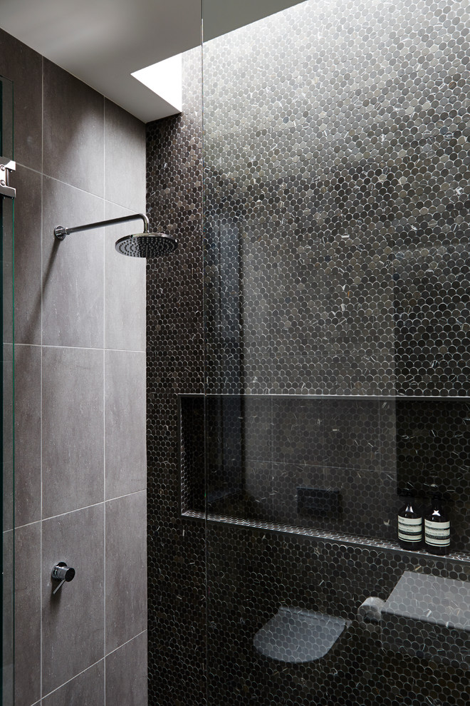 На фото: главная ванная комната в современном стиле с серой плиткой, плиткой мозаикой и открытым душем с