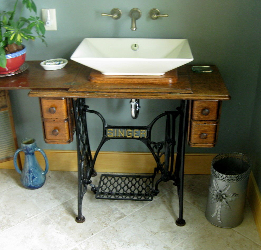Modelo de cuarto de baño clásico renovado de tamaño medio con baldosas y/o azulejos beige, paredes verdes y aseo y ducha
