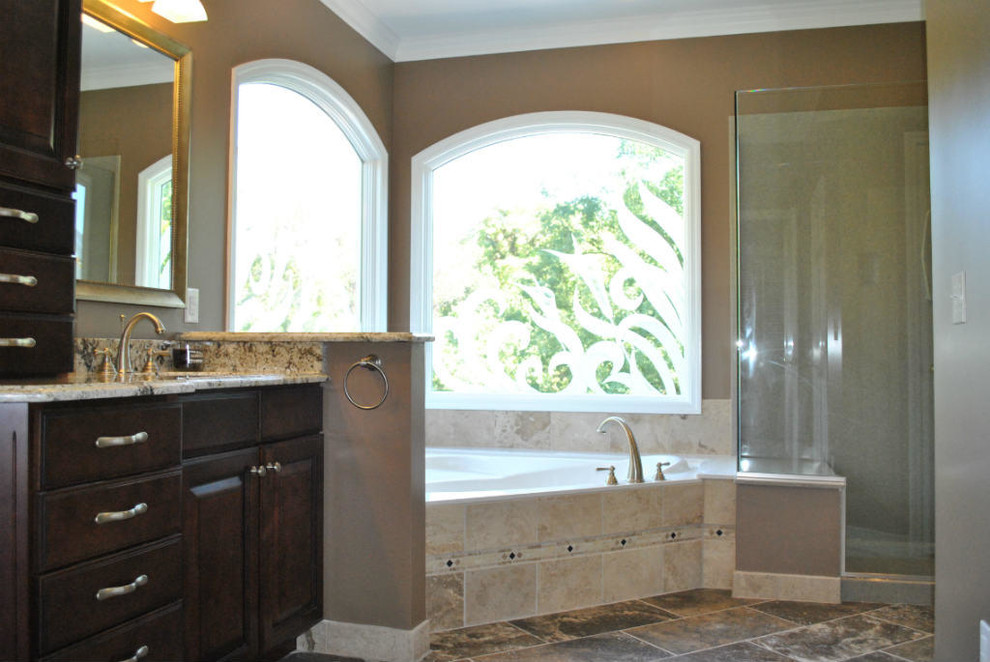 Inredning av ett klassiskt mellanstort en-suite badrum, med luckor med upphöjd panel, skåp i mörkt trä, ett hörnbadkar, en dusch i en alkov, beige väggar, skiffergolv, ett undermonterad handfat, granitbänkskiva och dusch med gångjärnsdörr