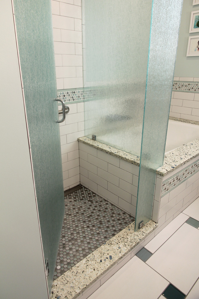 На фото: детская ванная комната среднего размера в современном стиле с настольной раковиной, столешницей из переработанного стекла, полновстраиваемой ванной, душем в нише, инсталляцией и разноцветной плиткой с