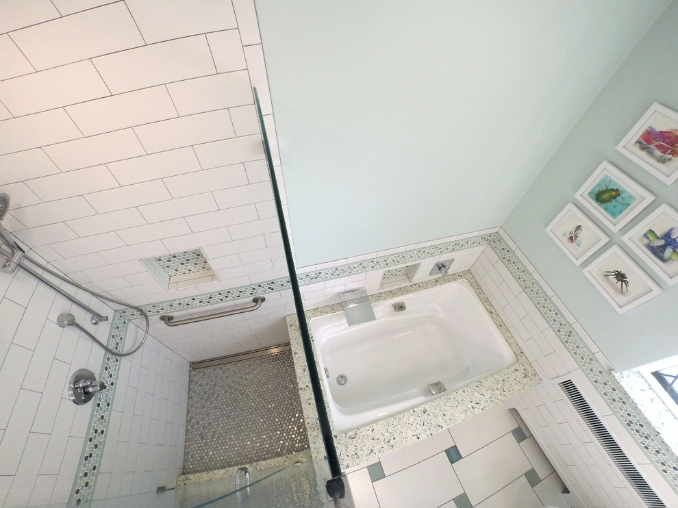 Exempel på ett mellanstort modernt badrum för barn, med ett fristående handfat, ett undermonterat badkar, en dusch i en alkov, en vägghängd toalettstol och flerfärgad kakel