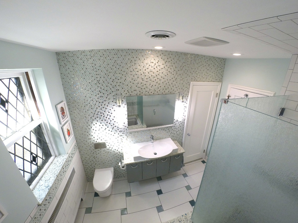 Пример оригинального дизайна: детская ванная комната среднего размера в современном стиле с настольной раковиной, столешницей из переработанного стекла, полновстраиваемой ванной, душем в нише, инсталляцией и разноцветной плиткой