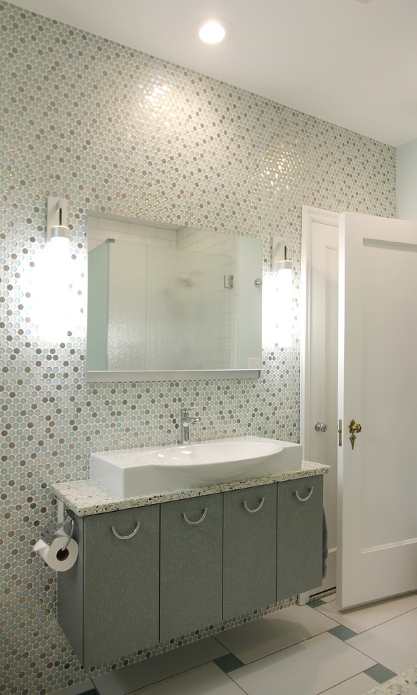 Пример оригинального дизайна: детская ванная комната среднего размера в современном стиле с настольной раковиной, столешницей из переработанного стекла, полновстраиваемой ванной, душем в нише, инсталляцией, разноцветной плиткой и плоскими фасадами