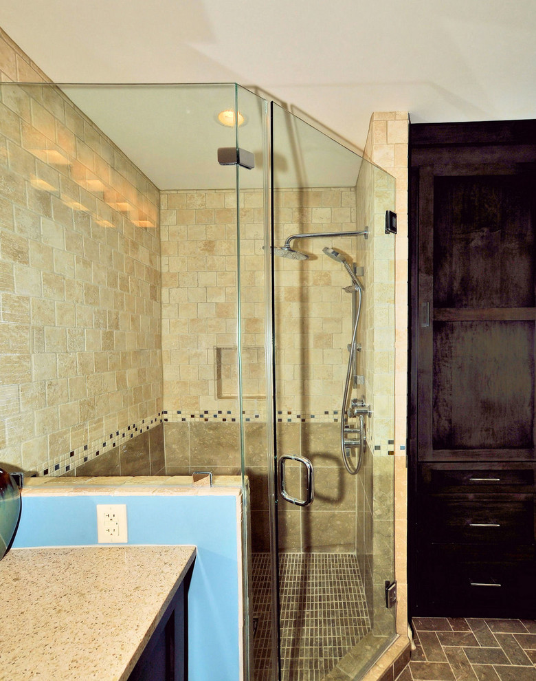 Modern inredning av ett litet en-suite badrum, med ett undermonterad handfat, skåp i shakerstil, skåp i mörkt trä, bänkskiva i akrylsten, en hörndusch, en toalettstol med separat cisternkåpa, grå kakel, stenkakel, blå väggar och kalkstensgolv