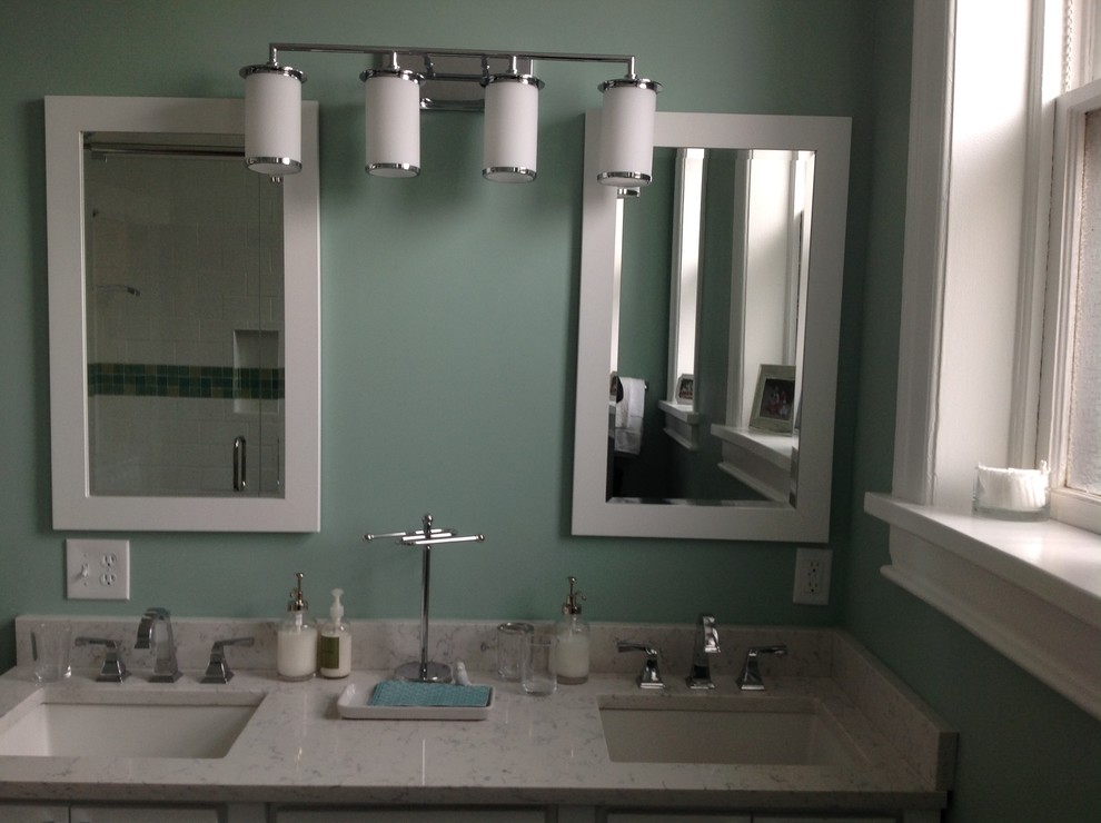 Источник вдохновения для домашнего уюта: ванная комната в современном стиле с врезной раковиной и зелеными стенами