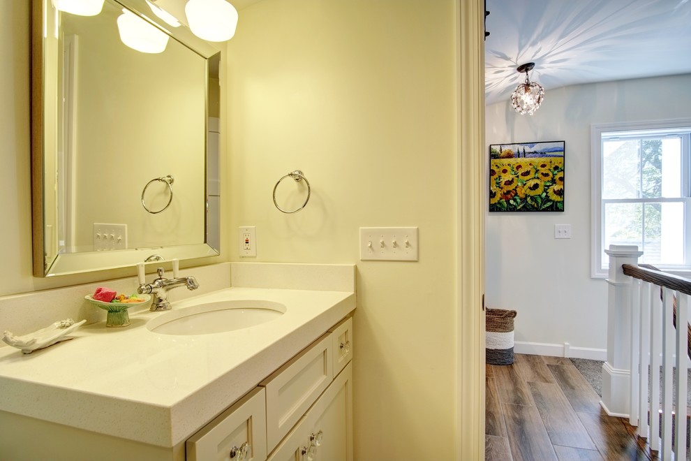 Example of a farmhouse bathroom design in Minneapolis