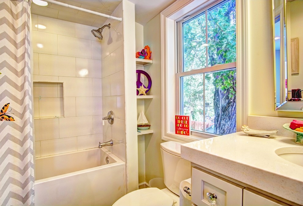 Example of a cottage bathroom design in Minneapolis