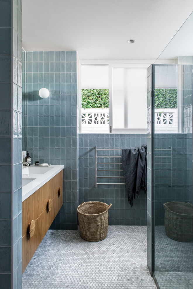 Inspiration for a mid-century modern bathroom remodel in Brisbane