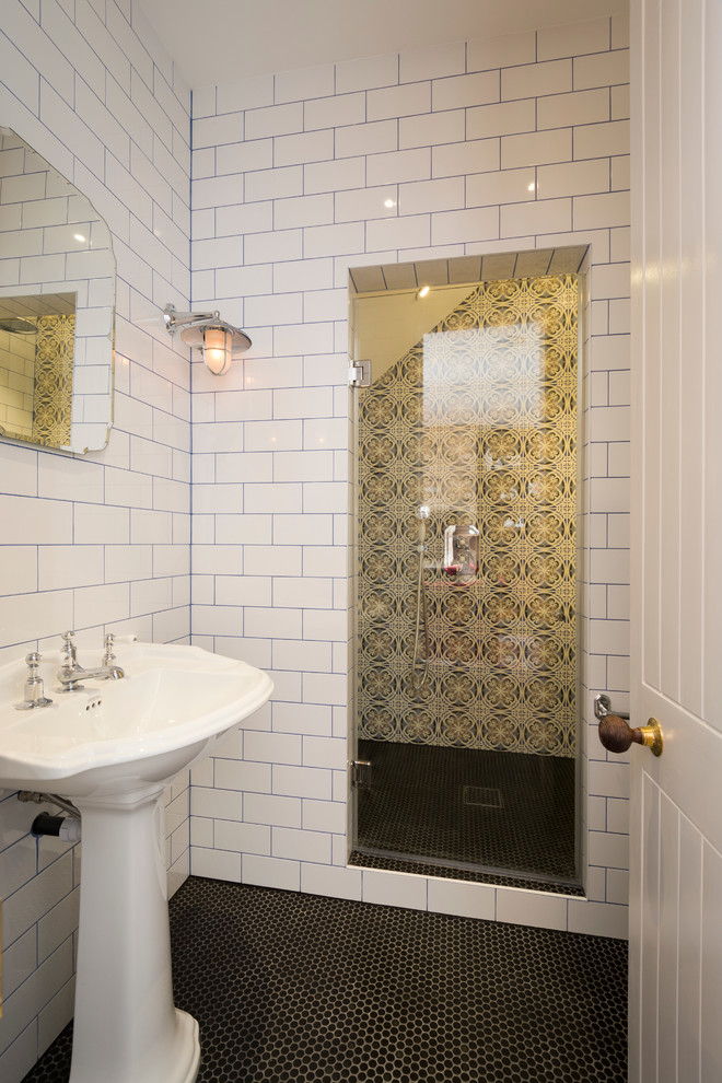 ロンドンにあるトラディショナルスタイルのおしゃれな浴室 (ペデスタルシンク、アルコーブ型シャワー、白いタイル、サブウェイタイル) の写真