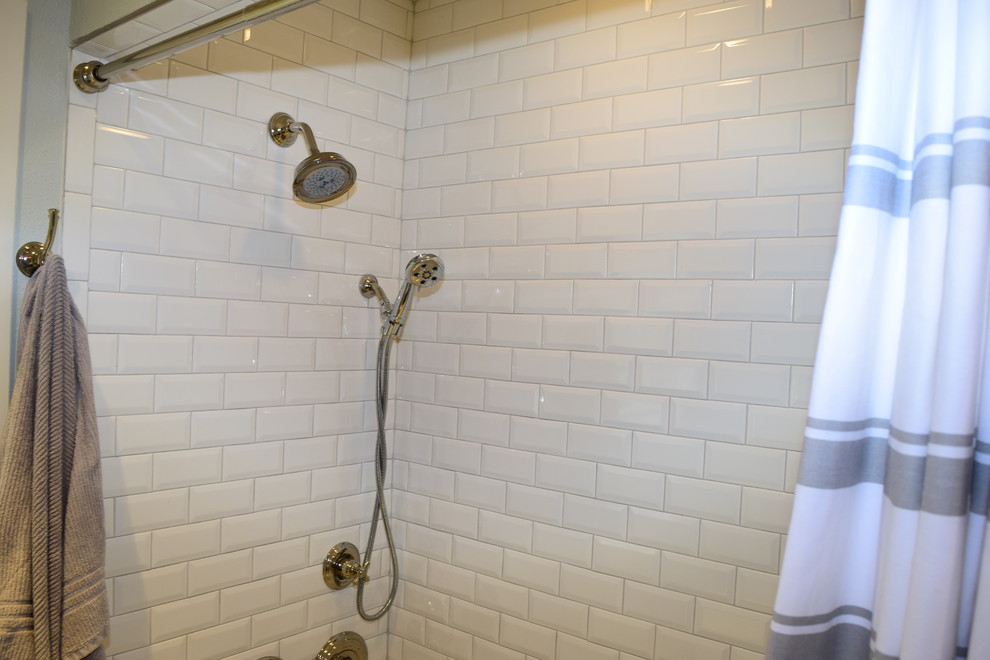 Idée de décoration pour une petite salle de bain principale tradition avec un placard à porte shaker, des portes de placard bleues, une baignoire posée, un combiné douche/baignoire, WC séparés, un carrelage blanc, des carreaux de céramique, un mur gris, un sol en marbre, un lavabo encastré et un plan de toilette en quartz modifié.