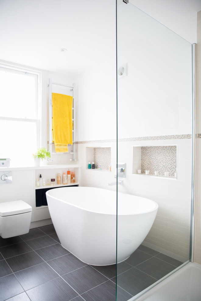 Immagine di una stanza da bagno per bambini moderna di medie dimensioni con ante lisce, ante in legno chiaro, WC sospeso, pavimento con piastrelle in ceramica e pavimento marrone