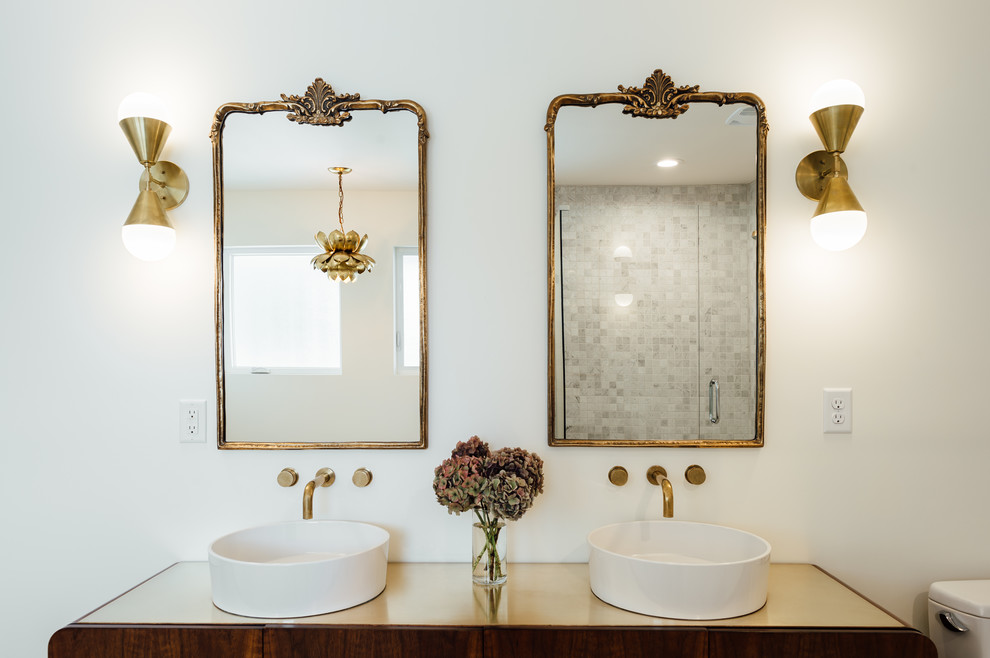 Cette photo montre une grande salle de bain principale éclectique en bois foncé avec un placard en trompe-l'oeil, une baignoire indépendante, une douche d'angle, un carrelage gris, du carrelage en marbre, un mur blanc, un sol en marbre, une vasque et une cabine de douche à porte battante.