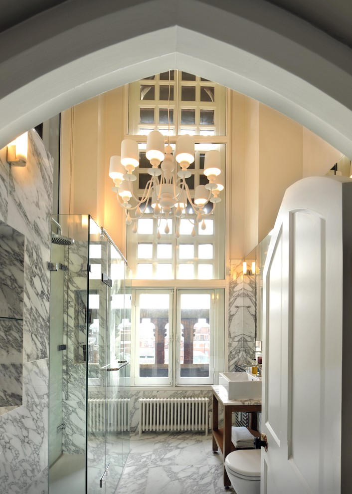 Idée de décoration pour une petite salle d'eau design avec un plan vasque, un plan de toilette en marbre, une douche à l'italienne, un carrelage de pierre, un mur blanc et un sol en marbre.
