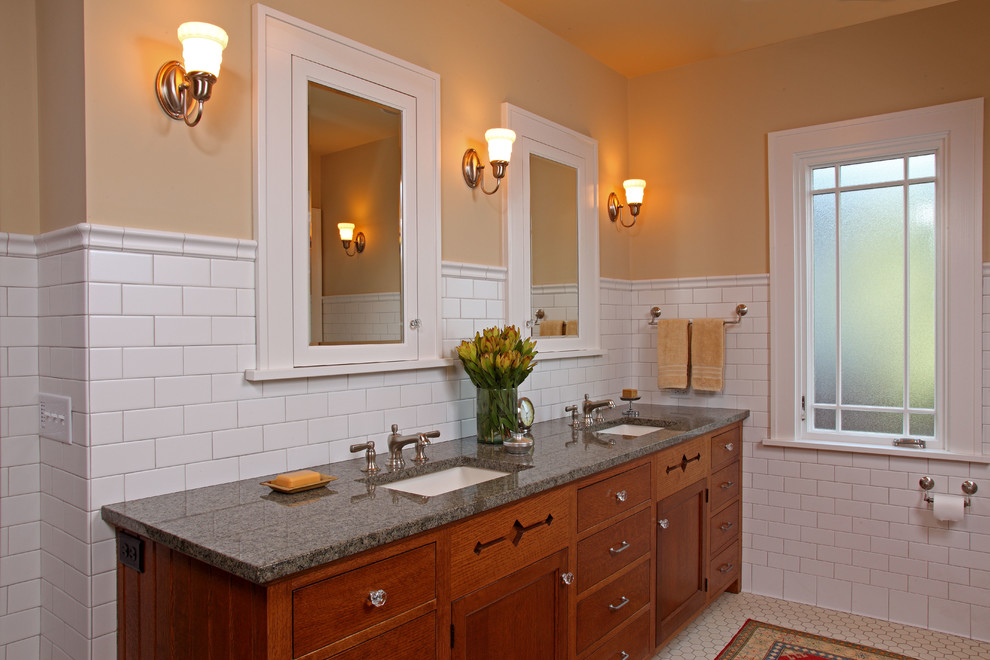 Réalisation d'une salle de bain principale craftsman en bois foncé avec un lavabo encastré, un placard avec porte à panneau encastré, un carrelage blanc, un carrelage métro, un mur jaune et un sol en carrelage de terre cuite.