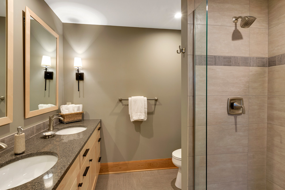 Источник вдохновения для домашнего уюта: ванная комната среднего размера в стиле неоклассика (современная классика) с фасадами с утопленной филенкой, светлыми деревянными фасадами, серой плиткой, серыми стенами, врезной раковиной, столешницей из гранита, душем в нише, унитазом-моноблоком, керамической плиткой, полом из керамической плитки и душевой кабиной