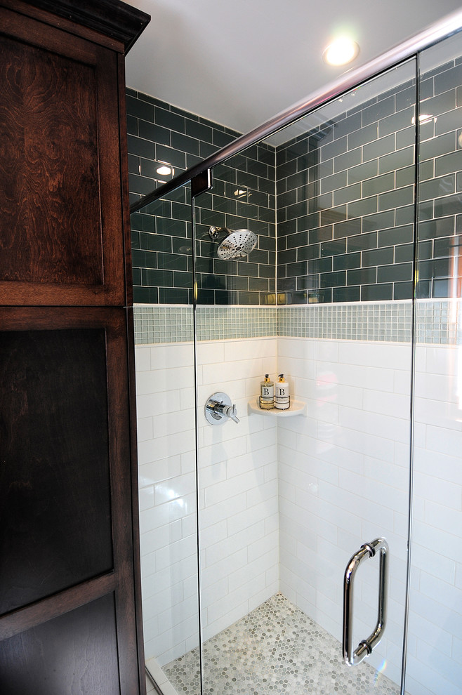 На фото: маленькая главная ванная комната в стиле неоклассика (современная классика) с фасадами в стиле шейкер, темными деревянными фасадами, душем в нише, раздельным унитазом, зеленой плиткой, серыми стенами, полом из керамогранита, монолитной раковиной, бежевым полом и душем с распашными дверями для на участке и в саду