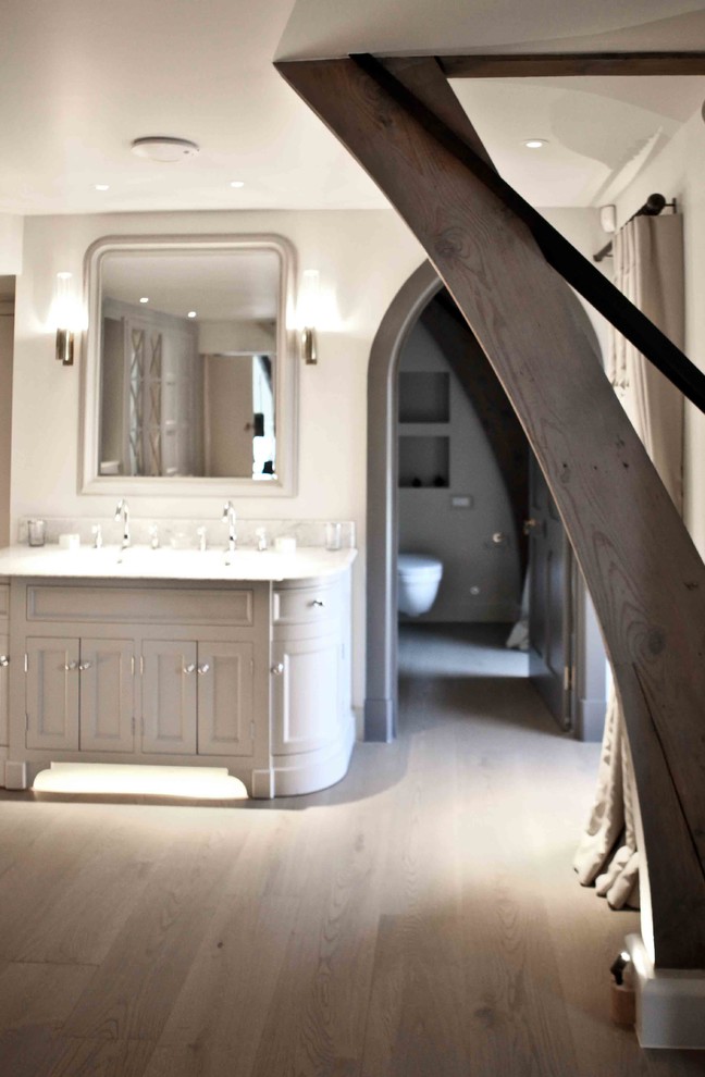 На фото: огромная главная ванная комната в стиле фьюжн с фасадами с утопленной филенкой, серыми фасадами и мраморной столешницей с
