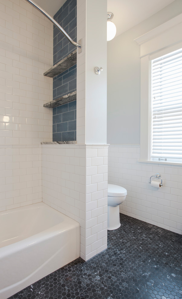 Идея дизайна: большая детская ванная комната в классическом стиле с фасадами с утопленной филенкой, синими фасадами, ванной в нише, душем над ванной, унитазом-моноблоком, белой плиткой, керамической плиткой, синими стенами, полом из мозаичной плитки, врезной раковиной, столешницей из кварцита, черным полом, шторкой для ванной и серой столешницей