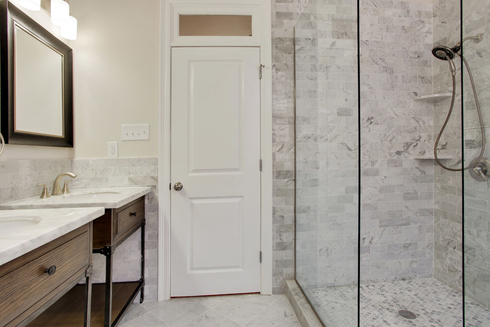 Cette photo montre une salle de bain principale éclectique de taille moyenne avec un lavabo encastré, un placard sans porte, des portes de placard blanches, un plan de toilette en marbre, une baignoire indépendante, une douche d'angle, WC séparés, un carrelage de pierre, un mur gris et un sol en marbre.