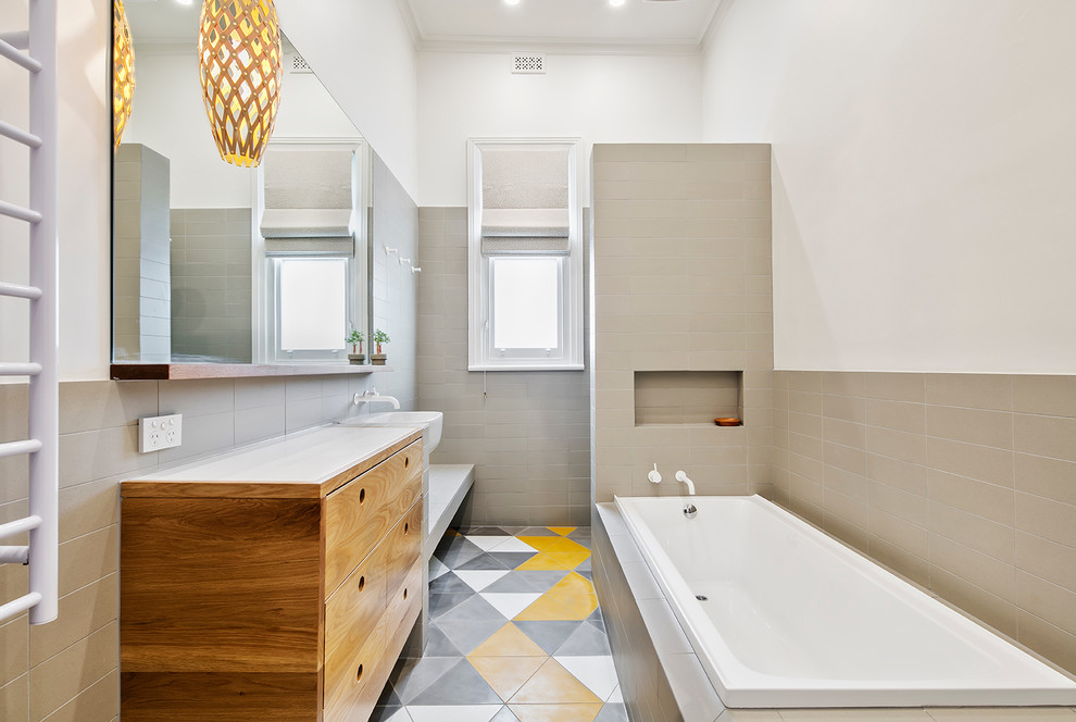 Modern inredning av ett en-suite badrum, med möbel-liknande, skåp i mellenmörkt trä, ett platsbyggt badkar, en dusch i en alkov, gul kakel, keramikplattor, vita väggar, klinkergolv i porslin och ett väggmonterat handfat