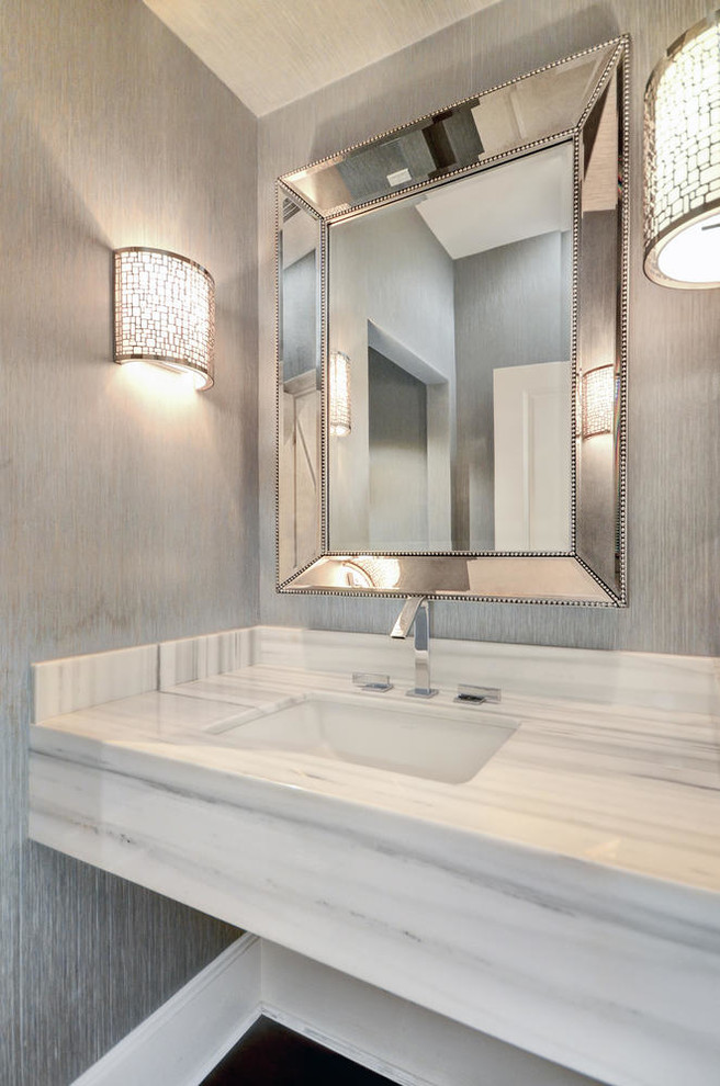 Idee per una stanza da bagno con doccia design di medie dimensioni con WC monopezzo, pareti beige, parquet scuro, lavabo sottopiano, top in marmo, piastrelle grigie, piastrelle di vetro e pavimento marrone