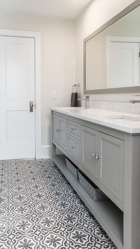 Foto di una stanza da bagno minimal con ante con riquadro incassato, ante grigie, pareti beige, pavimento con piastrelle in ceramica, top in granito, pavimento multicolore e top grigio