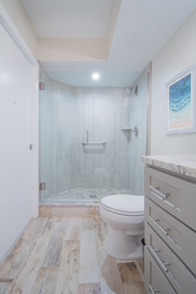 Свежая идея для дизайна: маленькая ванная комната в морском стиле с фасадами в стиле шейкер, серыми фасадами, двойным душем, инсталляцией, бежевой плиткой, керамогранитной плиткой, серыми стенами, полом из керамогранита, накладной раковиной и столешницей из гранита для на участке и в саду - отличное фото интерьера