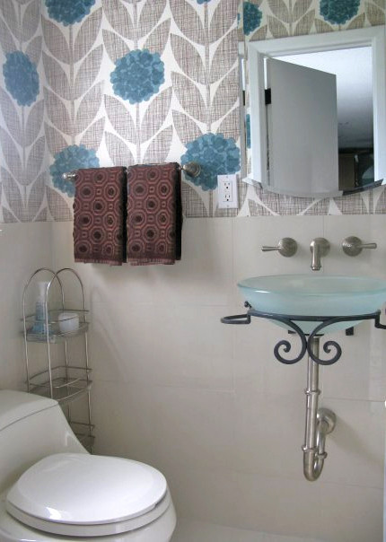 Esempio di una piccola stanza da bagno classica con lavabo a bacinella, WC monopezzo, piastrelle beige e piastrelle in ceramica