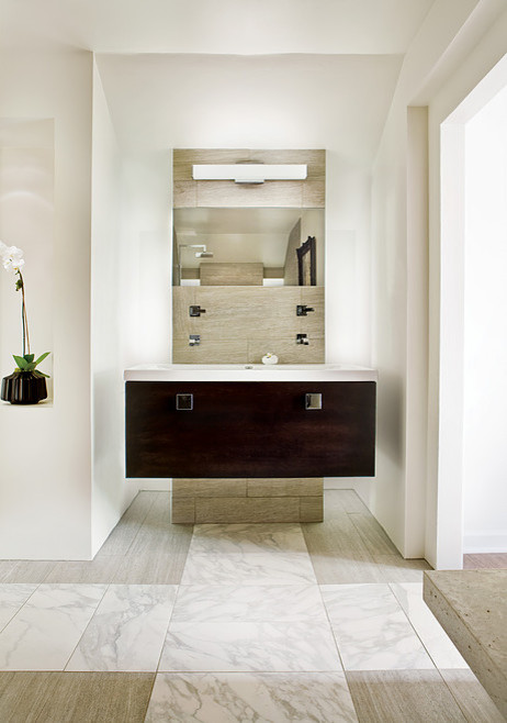 Inspiration för mellanstora moderna en-suite badrum, med släta luckor, skåp i mörkt trä, en dusch i en alkov, beige kakel, vit kakel, marmorkakel, vita väggar, marmorgolv, ett undermonterad handfat och bänkskiva i akrylsten