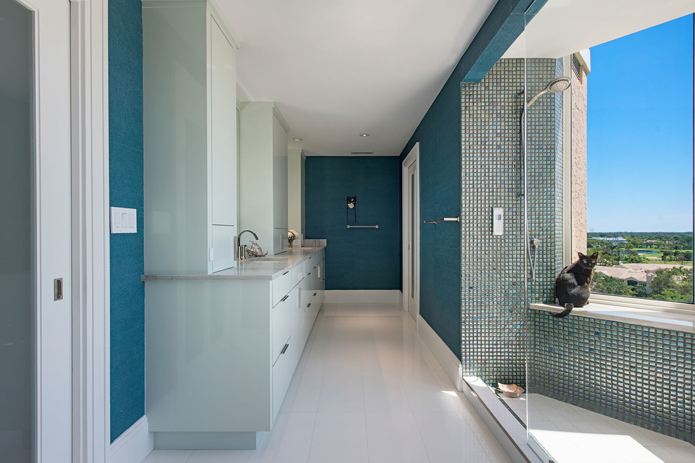 На фото: главная ванная комната в современном стиле с плоскими фасадами, зелеными фасадами, зеленой плиткой, плиткой мозаикой, зелеными стенами, врезной раковиной, белым полом, открытым душем, серой столешницей и окном