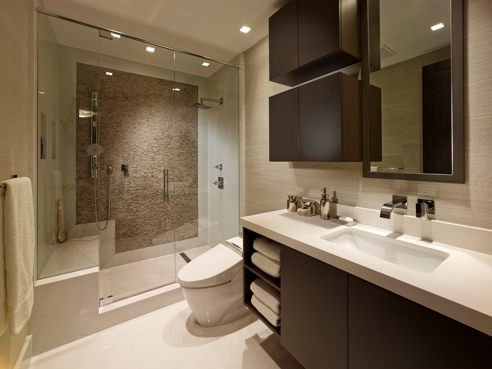 Modernes Badezimmer mit flächenbündigen Schrankfronten, dunklen Holzschränken, Duschnische und beigen Fliesen in Miami