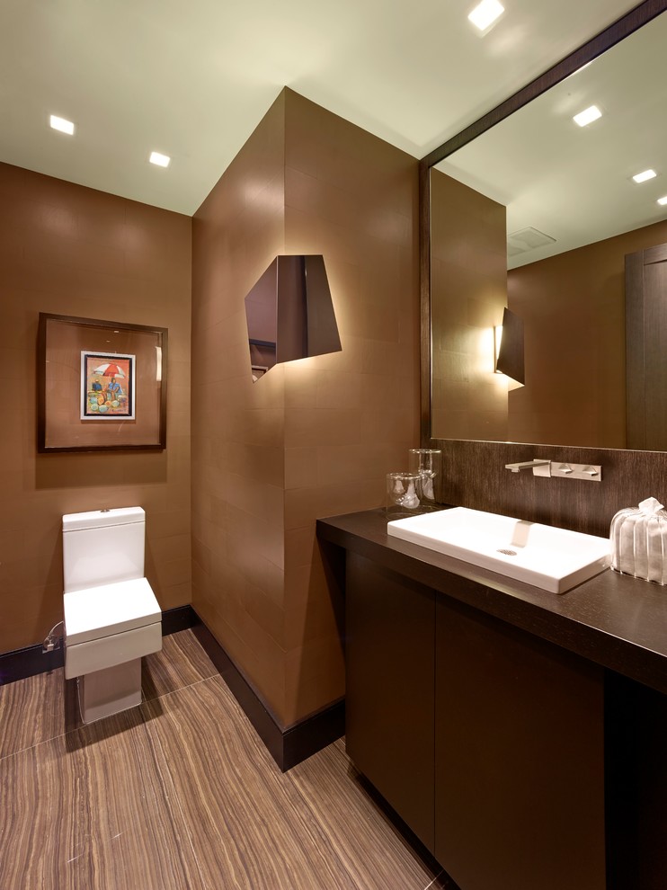 Modernes Badezimmer mit flächenbündigen Schrankfronten, dunklen Holzschränken, Wandtoilette mit Spülkasten, braunen Fliesen und brauner Waschtischplatte in Miami