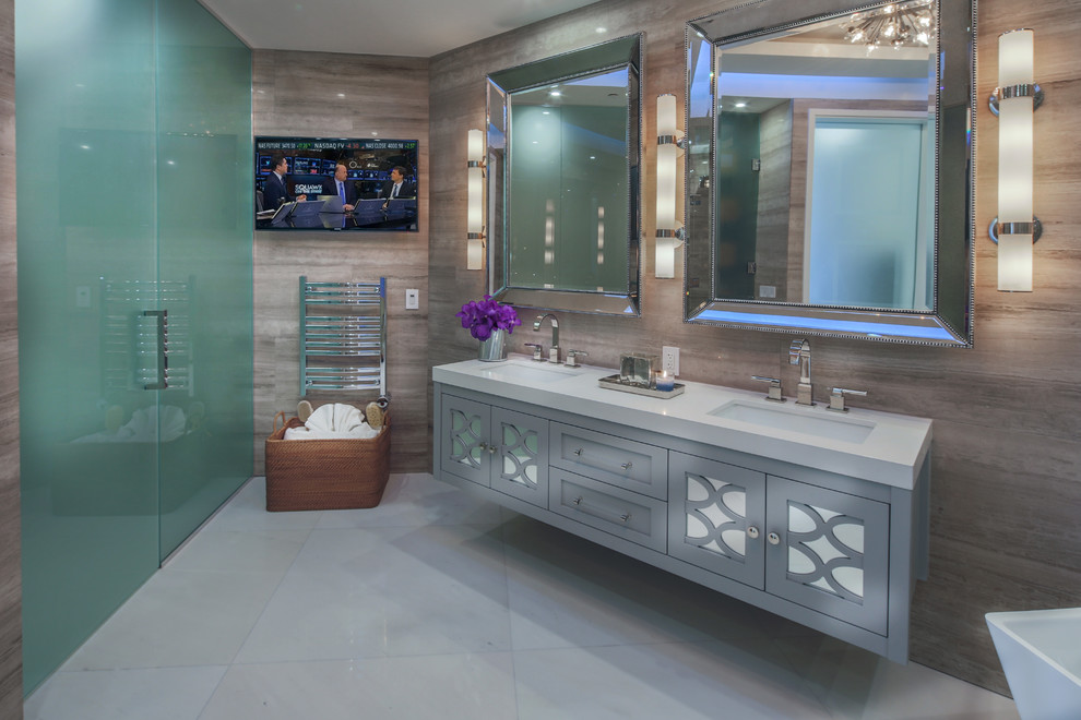 Idéer för ett stort modernt en-suite badrum, med luckor med infälld panel, grå skåp, ett fristående badkar, en kantlös dusch, bruna väggar, marmorgolv, ett undermonterad handfat, bänkskiva i kvarts, vitt golv och dusch med gångjärnsdörr