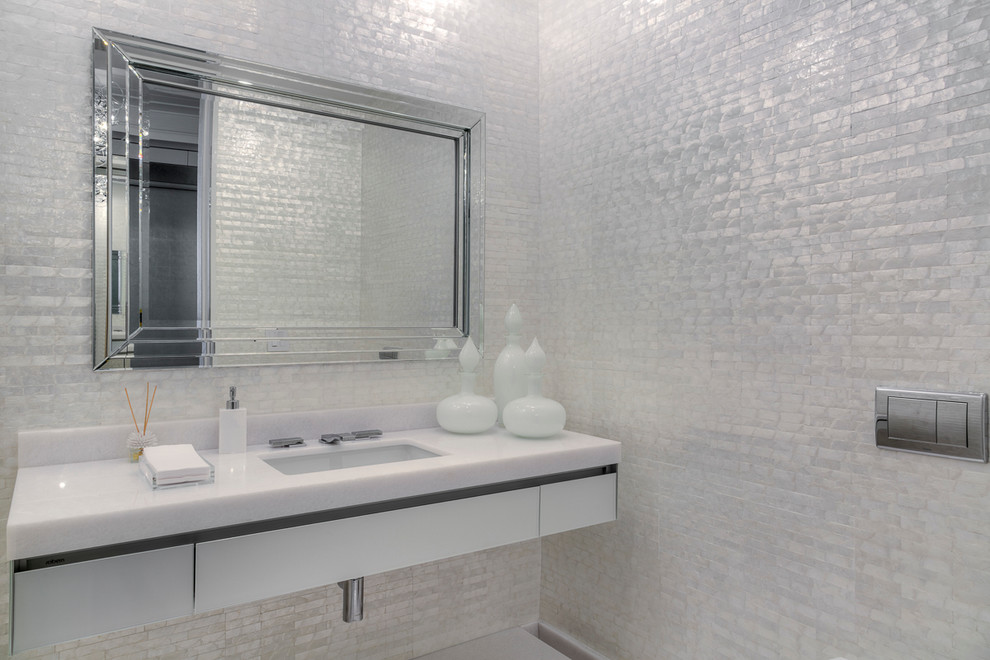 Пример оригинального дизайна: ванная комната в современном стиле с врезной раковиной, столешницей из кварцита, открытым душем, унитазом-моноблоком, белой плиткой, керамогранитной плиткой, белыми стенами и мраморным полом