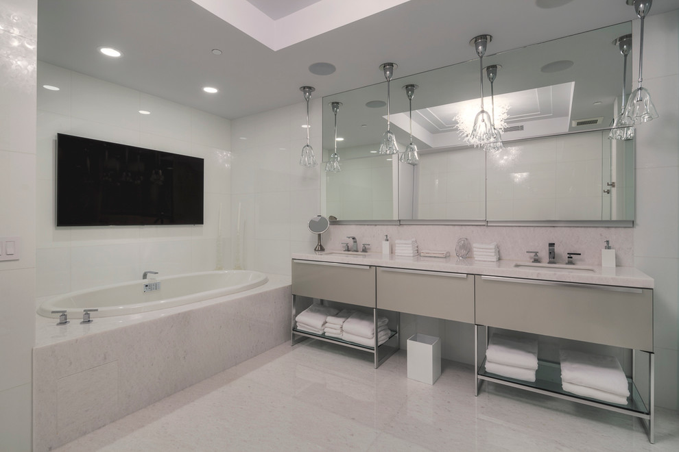 マイアミにあるコンテンポラリースタイルのおしゃれな浴室 (白いタイル、大理石の床) の写真