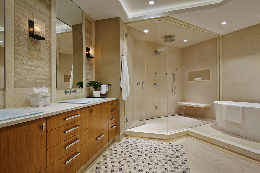 Свежая идея для дизайна: главная ванная комната в современном стиле с плоскими фасадами, фасадами цвета дерева среднего тона, отдельно стоящей ванной, угловым душем, бежевой плиткой, накладной раковиной, душем с распашными дверями и зеркалом с подсветкой - отличное фото интерьера