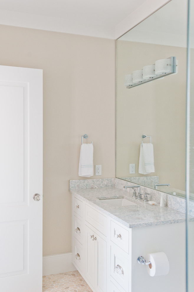 Foto di una stanza da bagno per bambini stile marinaro di medie dimensioni con ante a filo, ante bianche, piastrelle bianche, lastra di vetro, pareti blu e top in marmo