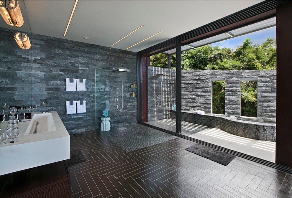 На фото: огромная главная ванная комната в современном стиле с открытыми фасадами, коричневыми фасадами, открытым душем, коричневой плиткой, керамической плиткой, полом из керамической плитки и подвесной раковиной