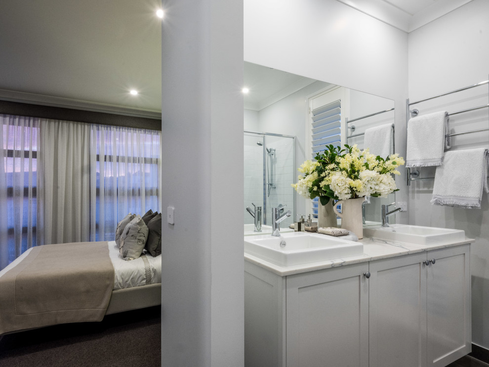 Exempel på ett mellanstort modernt vit vitt en-suite badrum, med skåp i shakerstil, vita skåp, ett undermonterat badkar, en hörndusch, vit kakel, keramikplattor, vita väggar, klinkergolv i keramik, ett undermonterad handfat, marmorbänkskiva, grått golv och dusch med gångjärnsdörr
