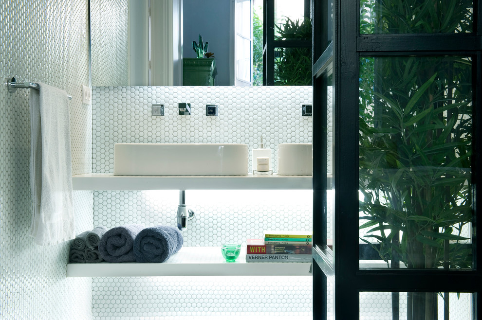 Inspiration for a contemporary bathroom in Madrid.
