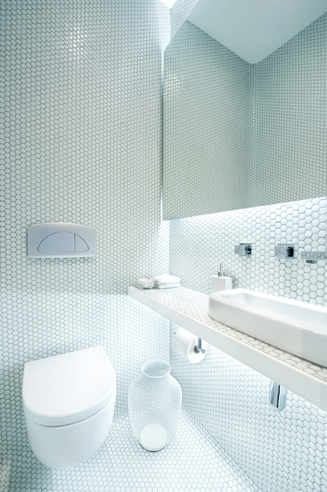 Идея дизайна: ванная комната в современном стиле с зеркалом с подсветкой