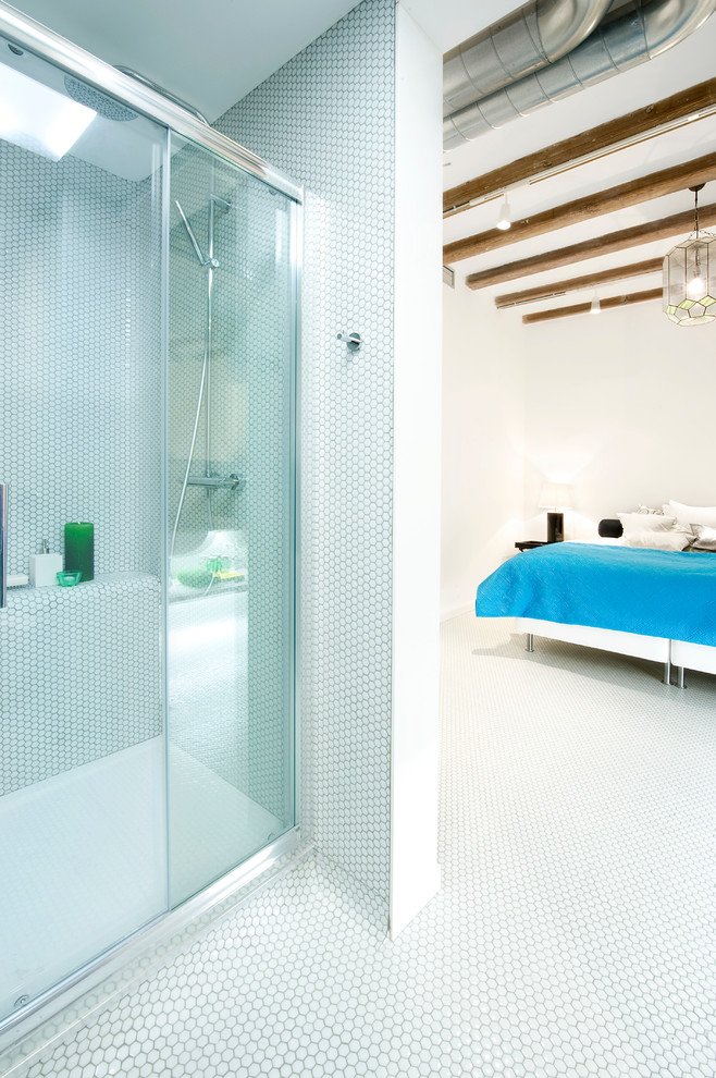 Immagine di una stanza da bagno industriale con doccia alcova e piastrelle bianche